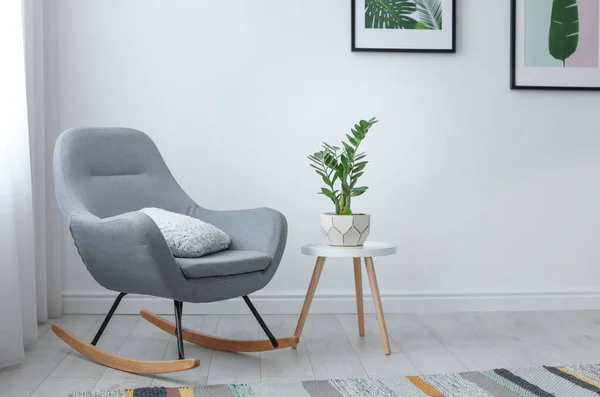 Élégant salon intérieur avec fauteuil à bascule — Photo