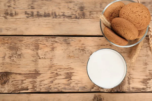 Vaso de galletas de leche y avena sobre mesa de madera. Productos lácteos frescos —  Fotos de Stock