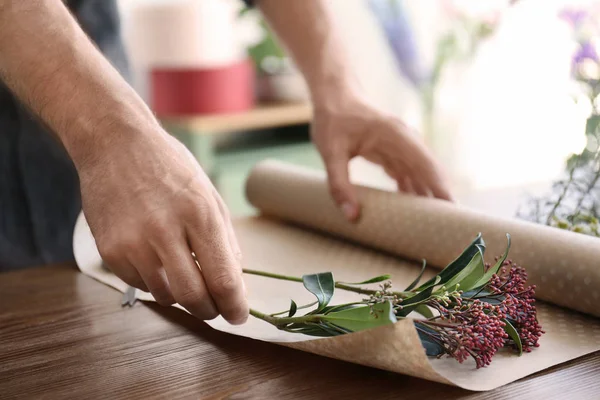 テーブル、クローズ アップで美しい花束を作成する男性の花屋 — ストック写真