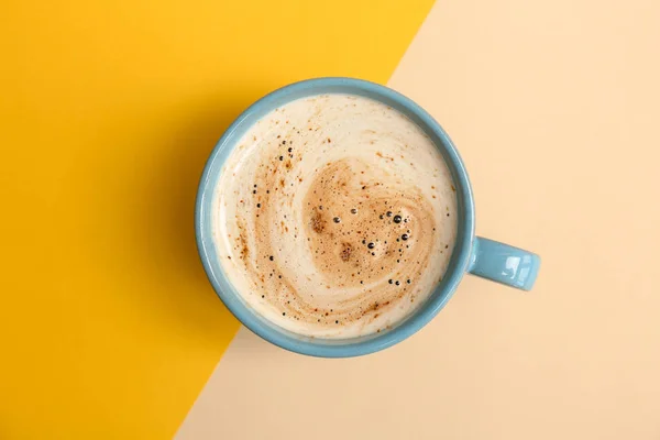 Aromás forró kávét a színes háttér, felülnézet — Stock Fotó