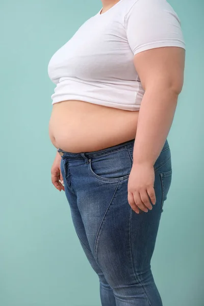 Mulher com excesso de peso em fundo de cor — Fotografia de Stock