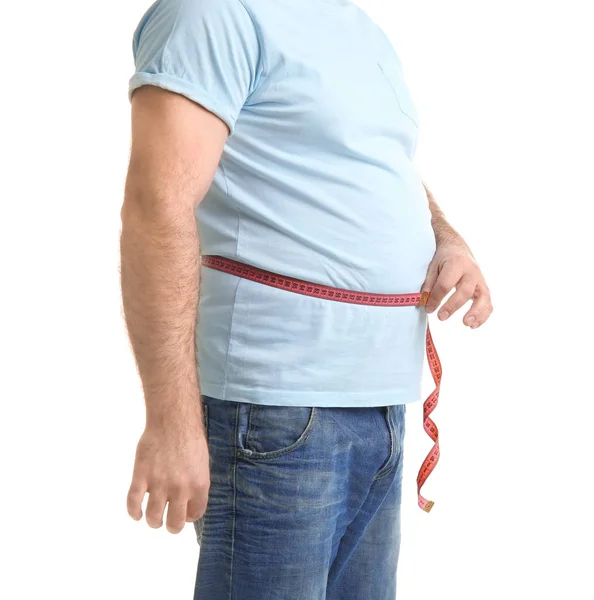 Hombre con sobrepeso y cinta métrica sobre fondo blanco — Foto de Stock