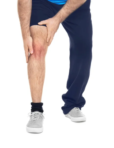 Homem com excesso de peso sofrendo de dor no joelho no fundo branco — Fotografia de Stock