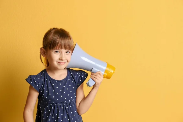 Menina bonito com megafone no fundo de cor — Fotografia de Stock