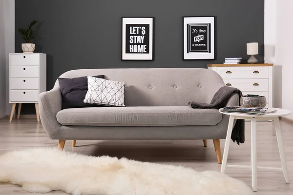 Interior acolhedor da sala de estar com sofá confortável — Fotografia de Stock