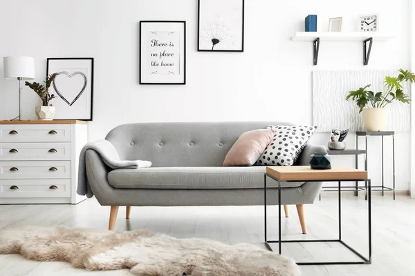Mysigt vardagsrum inredning med bekväma soffa — Stockfoto