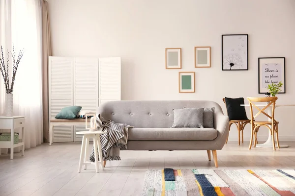 快適なソファのある居心地の良いリビング ルームのインテリア — ストック写真