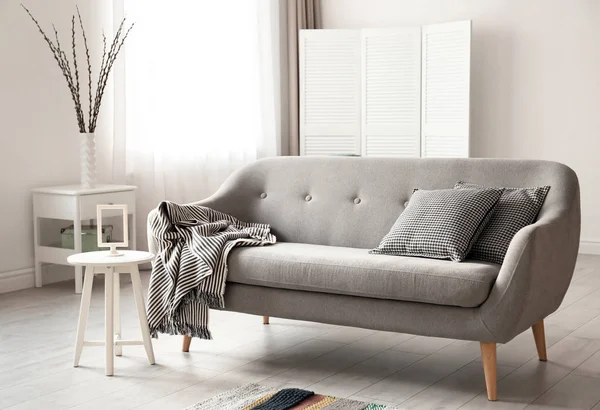 Gemütliches Wohnzimmer mit bequemem Sofa — Stockfoto