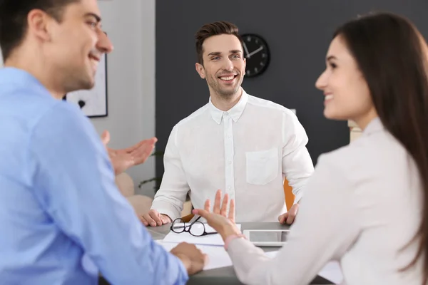 Comisión de Recursos Humanos que realiza entrevista de trabajo con el solicitante en el cargo — Foto de Stock