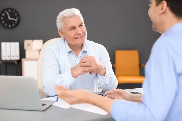 Gerente de Recursos Humanos realizando entrevista de trabajo con el solicitante en el cargo — Foto de Stock