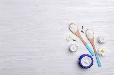 Vücut ahşap arka plan üzerinde krem ile kompozisyon