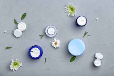 Kavanoz gri arka plan üzerinde farklı vücut kremi ile