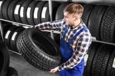 Otomobil lastiği otomobil Servis Merkezi ile genç erkek makinist