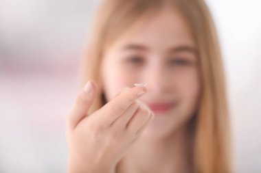 Arka plan bulanık Kontakt lens ile genç kız