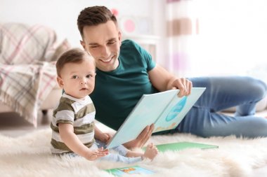 Genç Baba şirin küçük oğluyla evde kitap okuma