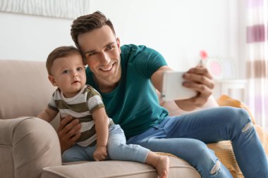 Selfie evde alarak şirin küçük oğlu ile genç Baba