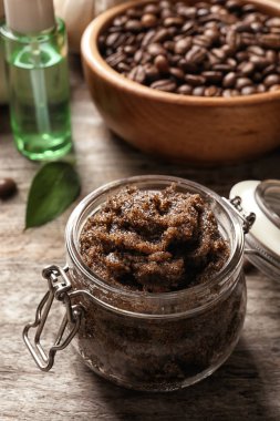 Ahşap masa üzerinde el yapımı doğal vücut scrub ile jar