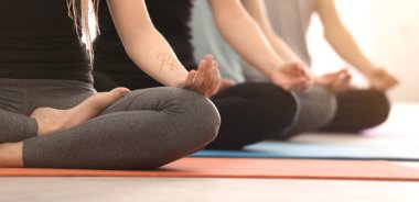 Grup pratik kapalı yoga insan
