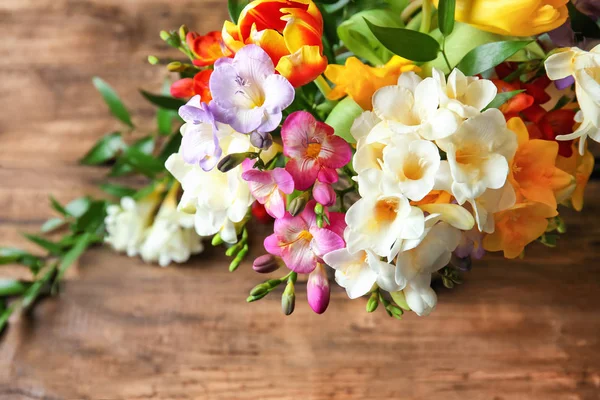 Hermoso ramo de flores de freesia en la mesa, primer plano —  Fotos de Stock