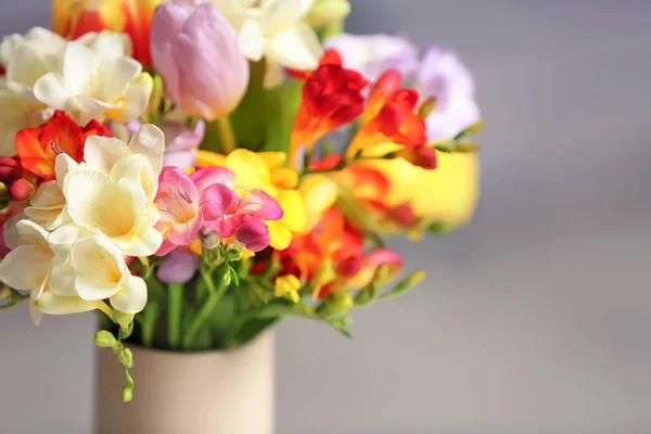 Прекрасний букет квітів фрезії на розмитому фоні — стокове фото