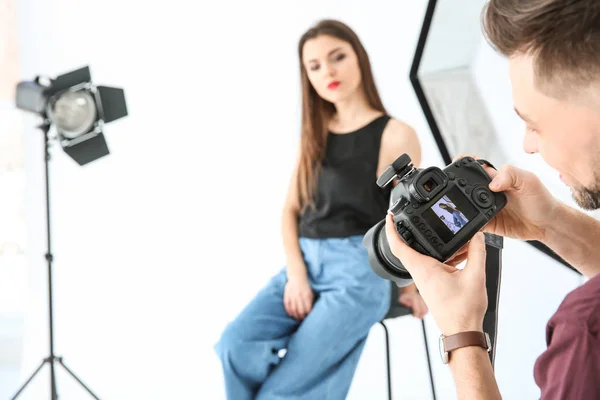 Bela jovem modelo posando para fotógrafo profissional em estúdio — Fotografia de Stock