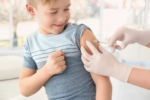 Médico vacinar menino no hospital — Fotografia de Stock