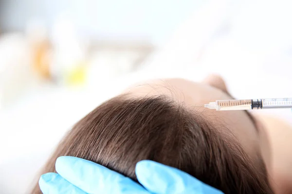 Jovem com problema de perda de cabelo recebendo injeção na clínica — Fotografia de Stock
