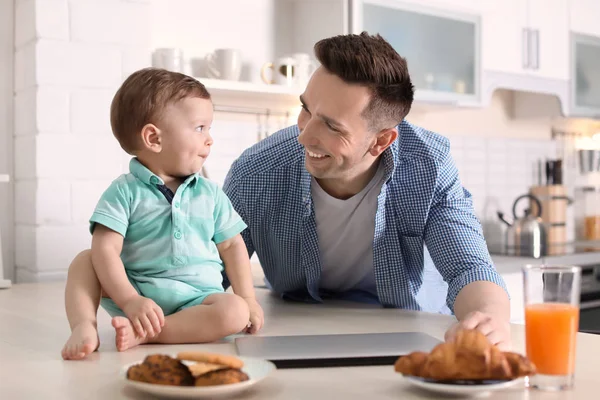 Giovane padre con il suo piccolo figlio carino in cucina — Foto Stock