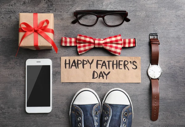 Kleine schoenen, verschillende gaven en kaart met woorden Happy Father'S Day op houten achtergrond, top uitzicht — Stockfoto