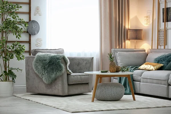 Elegante salón interior con cómodo sofá y sillón — Foto de Stock