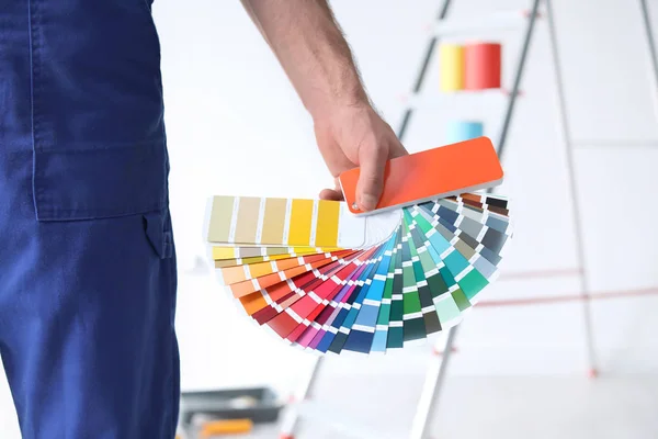 Décorateur masculin avec palette de couleurs à l'intérieur, gros plan — Photo