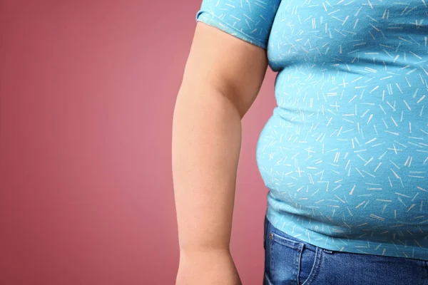 Overgewicht vrouw op kleur achtergrond — Stockfoto