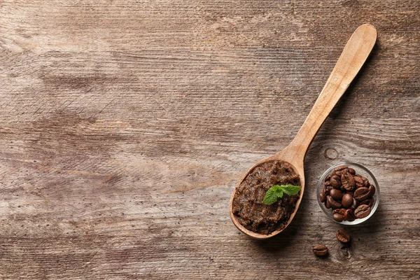 Handgjorda naturliga bodyscrub och kaffebönor på trä bakgrund — Stockfoto