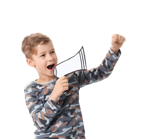 Симпатичный маленький мальчик с бумажным мегафоном на белом фоне — стоковое фото