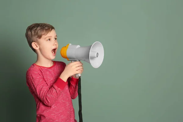 Lindo niño con megáfono en el fondo de color — Foto de Stock