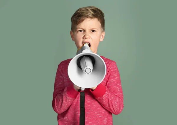 Lindo niño con megáfono en el fondo de color — Foto de Stock