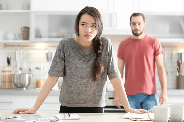 Молодая пара игнорирует друг друга после ссоры на кухне — стоковое фото