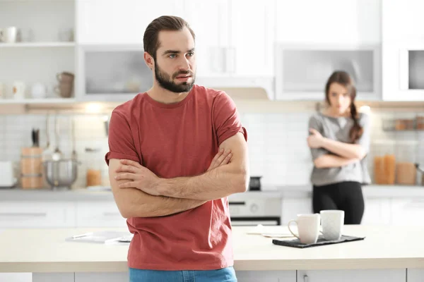 Pareja joven ignorándose después de tener una discusión en la cocina — Foto de Stock