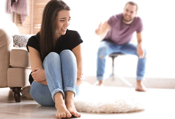 Young couple having argument in living room — Stock Photo, Image