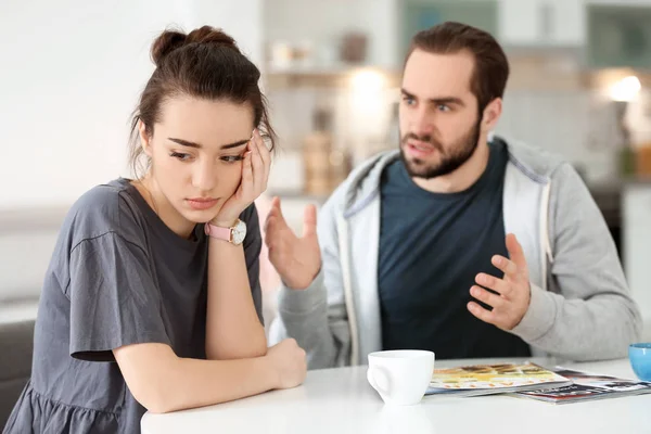 Pareja joven discutiendo en casa — Foto de Stock