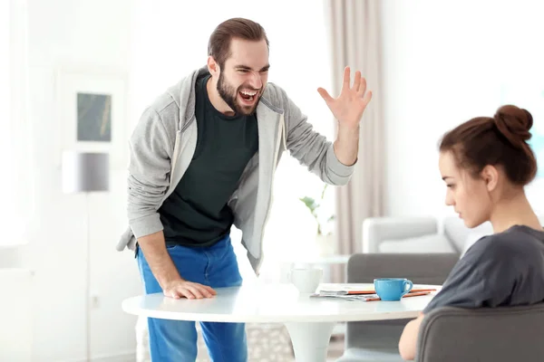 Pareja joven discutiendo en casa — Foto de Stock