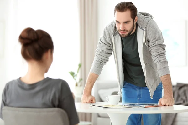 Pareja joven discutiendo en casa — Foto de Stock