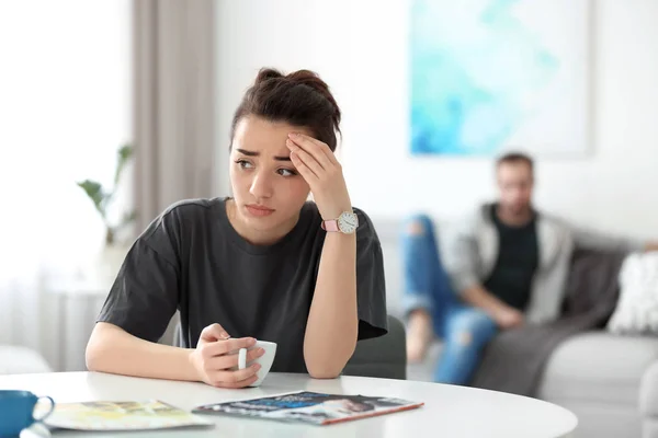 Jong koppel negeren elkaar na argument in woonkamer — Stockfoto