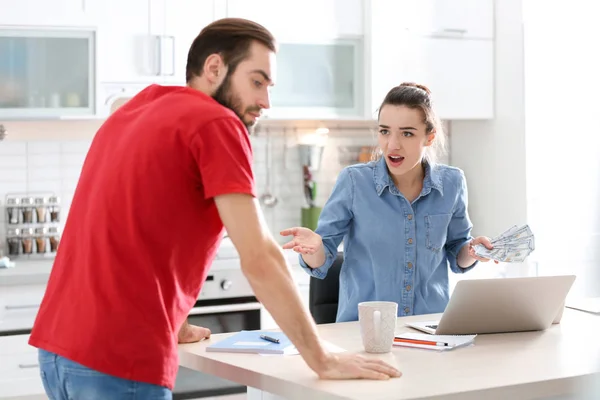 Giovane coppia avendo discussione sul bilancio familiare in cucina — Foto Stock