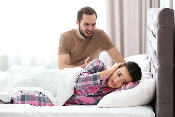 Jovem casal tendo discussão no quarto — Fotografia de Stock