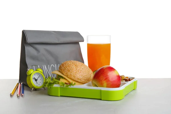 午餐盒, 配有美味的三明治、玻璃杯、桌上有白色背景的袋子。 — 图库照片