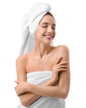 İpeksi cilt beyaz arka plan üzerinde olan güzel kadın