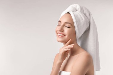 İpeksi cilt üzerinde açık renkli olan güzel kadın