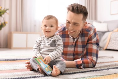 Evde şirin küçük oğlu ile genç Baba