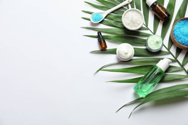Beyaz arka plan üzerinde kozmetik ürünleri ile düz yatıyordu kompozisyon